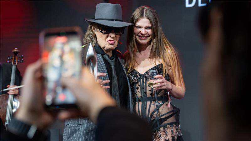 Udo Lindenberg und Ikkimel stehen bei der Verleihung des Deutschen Musikautor*innenpreises zusammen.