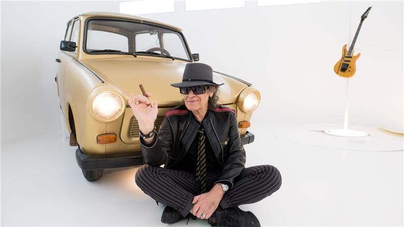 Udo Lindenbergs goldener Trabi aus der „Panik City“ wurde für 1.430 Euro versteigert. (Archivbild)