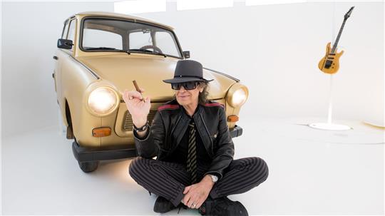 Udo Lindenbergs goldener Trabi aus der „Panik City“ wurde für 1.430 Euro versteigert. (Archivbild)