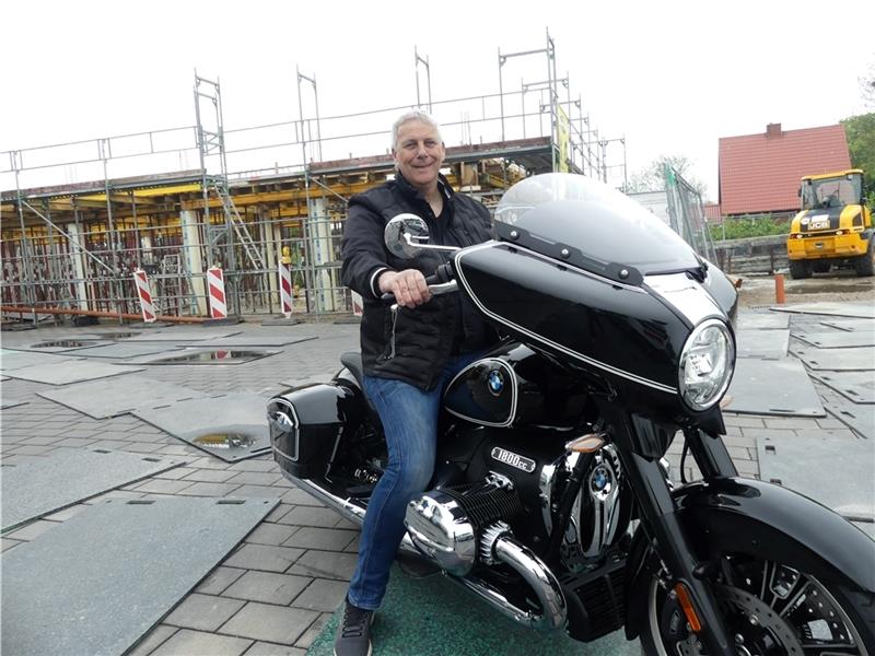 Udo Nagel auf einer der aktuellen BMW-Maschinen, der R18B, vor dem Rohbau seines neuen Motorradhauses, das im Spätsommer in Drochtersen eröffnen will. Nagel ist neuer BMW-Vertragshändler. Foto: Knappe