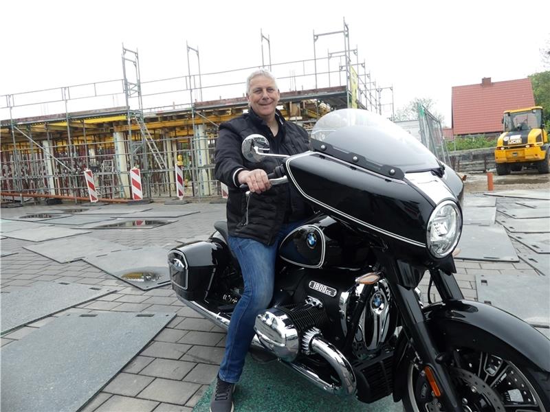 Neues Motorradhaus schließt die Marktlücke in der Region Udo Nagel auf einer der aktuellen BMW-Maschinen, der R18B, vor dem Rohbau seines neuen Motorradhauses, das im Spätsommer in Drochtersen eröffnen will. Nagel ist neuer BMW-Vertragshändler. Foto: Knappe