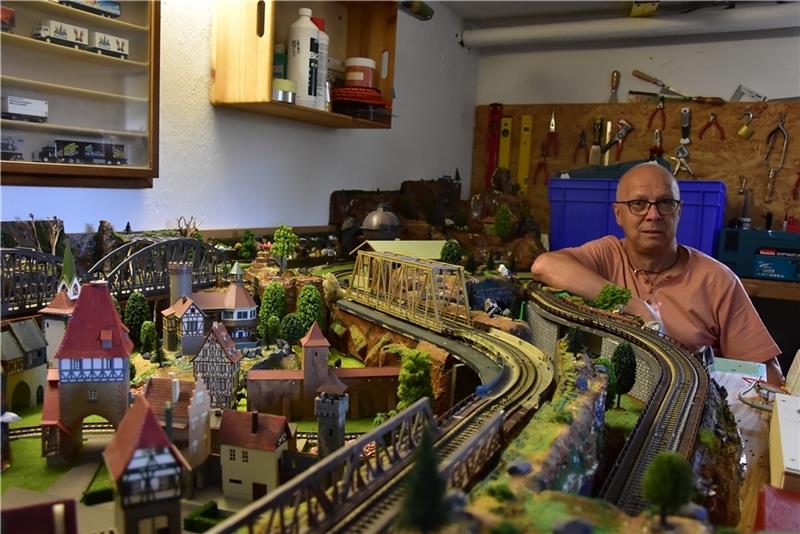 Udo Wagner will seine Märklin-Eisenbahn, die einen Kellerraum füllt, verkaufen – um Flutopfern zu helfen. Foto: Ahrens