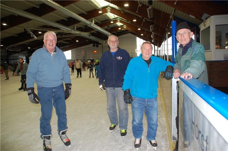 Ü70 und fit wie ein Schlittschuh (von links): Paul Busse, Klaus Kugis, Jürgen Müller und Horst Susenbeth treffen sich seit mehr als 40 Jahren immer sonntags in der Harsefelder Eissporthalle.