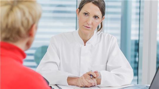 Übelkeit, Schmerzen im Oberbauch oder Fettstuhl: Sind typische Beschwerden von Pankreaskrebs stark und/oder halten länger als zwei bis vier Wochen an, sollte man sie ärztlich abklären lassen.