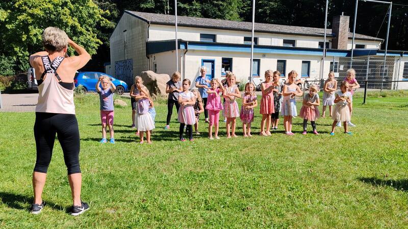 75 Jahre SV Agathenburg/Dollern: Diese Menschen prägen den Verein Üben für das große Jubiläm des SV Agathenburg / Dollern: Die kleinen Tänzerinnen sind schon aufgeregt und freuen sich darauf, ihr Können zu zeigen.