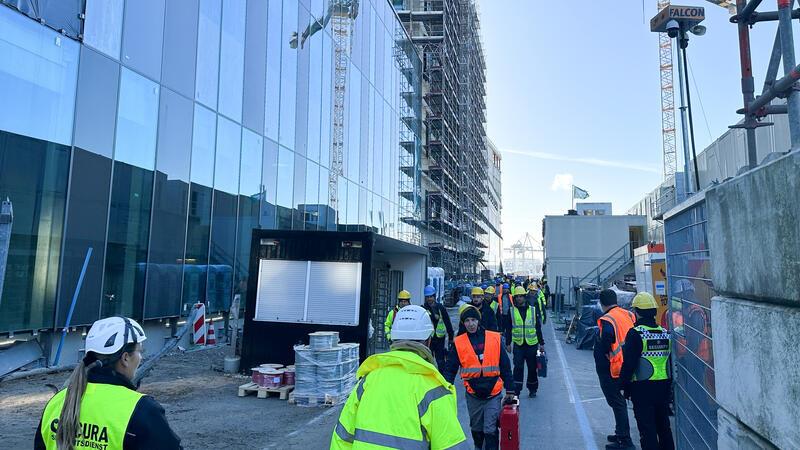 Baugerüst eingekracht: Vier tote Bulgaren in Hamburg – Schwierige Bergung Über 1300 Bauarbeiter sollen am Montag vor Ort gewesen sein.