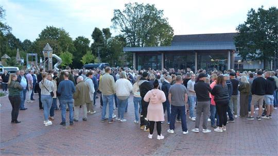 Über 200 Personen kamen am Dienstagabend zur Mahnwache auf den Dorfplatz.