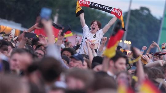 Über 200.000 euphorische Besucher kamen bisher in die Fanzone in Hamburg.