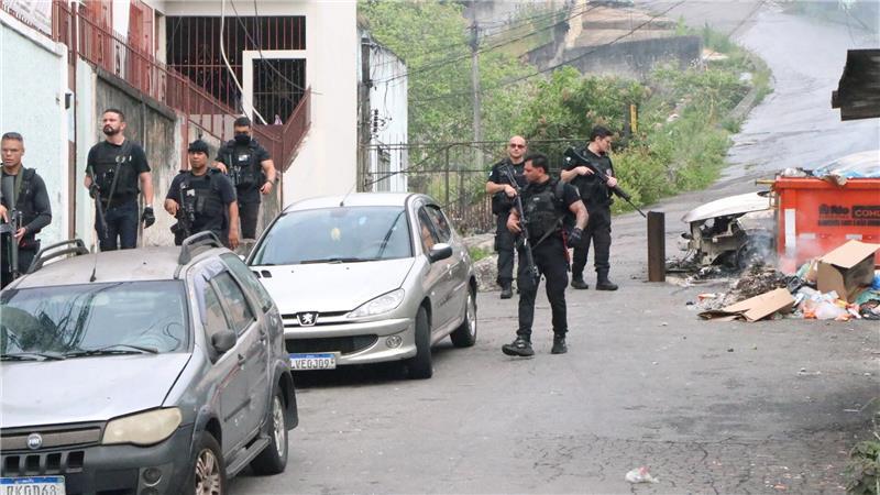 64 Tote bei Polizeieinsatz gegen Drogenbande in Rio Über 2.500 Beamte waren bei der Operation gegen ein Verbrechersyndikat im Einsatz.
