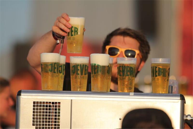 Es ist eins der größten Festivals Deutschlands: Das Deichbrand 2023 in Zahlen Über 300.000 Liter werden beim Deichbrand verkauft. Archivfoto: Kolbenstetter