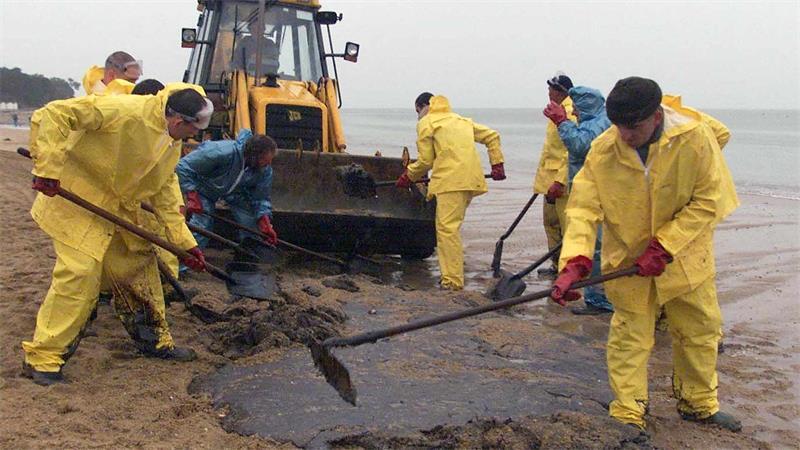 Über 400 Kilometer an Stränden in Frankreich waren von der Ölpest nach dem Untergang der „Erika“ betroffen (Archivbild).