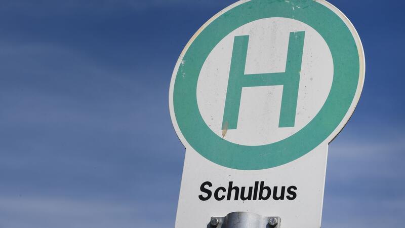 Busfahrer lässt Schüler nicht aussteigen – Polizei rückt an Über 50 Schüler in einem Schulbus - und ein Fahrer, der die Jugendlichen nicht aussteigen lässt. Die Polizei muss anrücken. (Symbolbild)