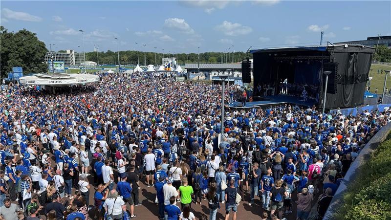 Schalker „Wahnsinn“: Wendepunkt mit Baumann und Muslic? Über 80.000 Fans kamen zur Saisoneröffnung Schalkes