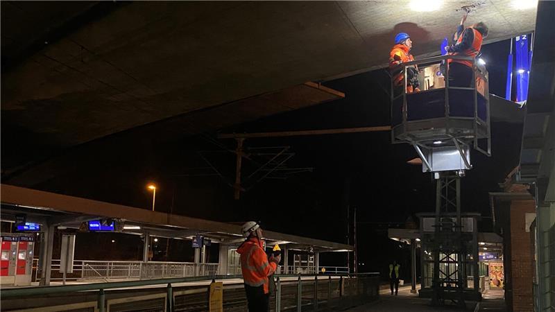 Über Bahnsteig 1 entdeckt Katrin Runtemund einen kleinen Schaden: Dort bröckelt der Beton.