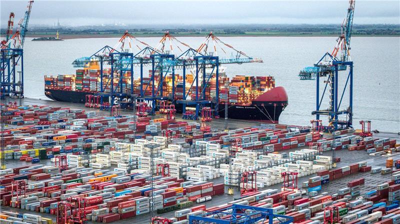 Deutsche Exporte stagnieren - Geschäft mit USA schrumpft Über Bremerhaven geht ein guter Teil der deutschen Exporte (Archivbild)
