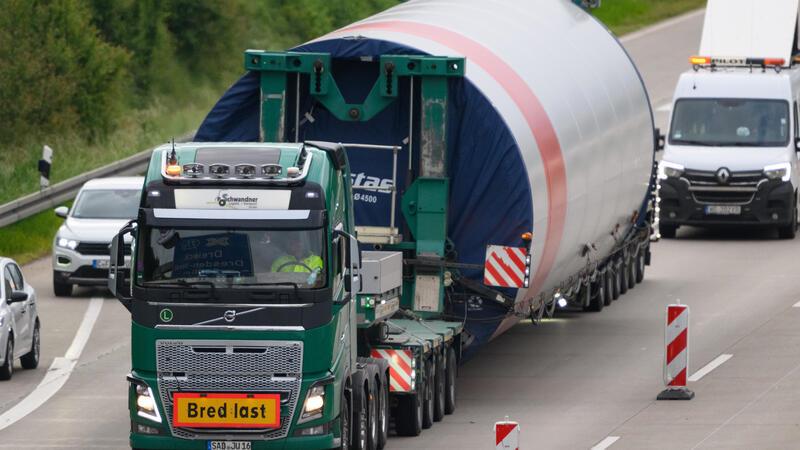 Über Cuxhaven kämen 80 Prozent der benötigten Rotorblätter für Windräder an.
