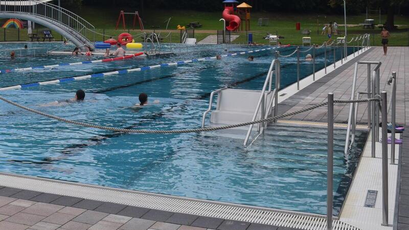 Freibad-Check: Das Smartphone öffnet die Türen in Horneburg Über Einstieghilfen können auch beeinträchtigte Menschen am Badespaß teilhaben.