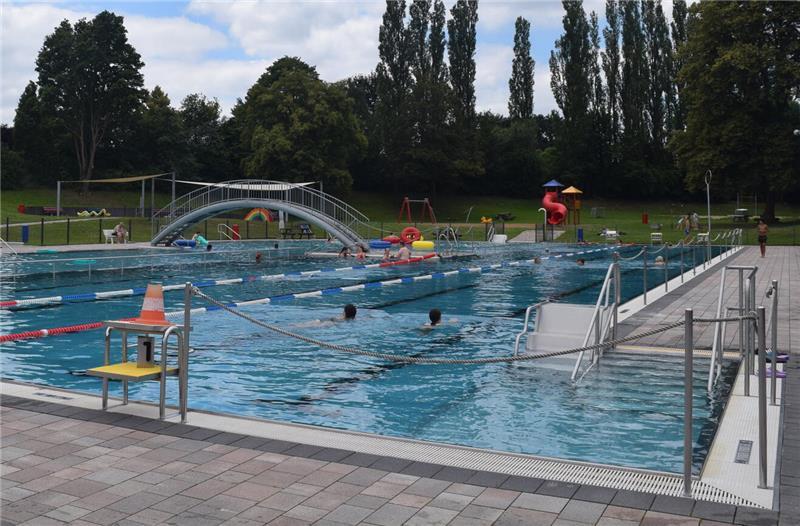 Freibad: Schwimmen in Horneburg wird schon wieder teurer Über Einstieghilfen können auch schwerbehinderte Menschen am Badespaß teilhaben.