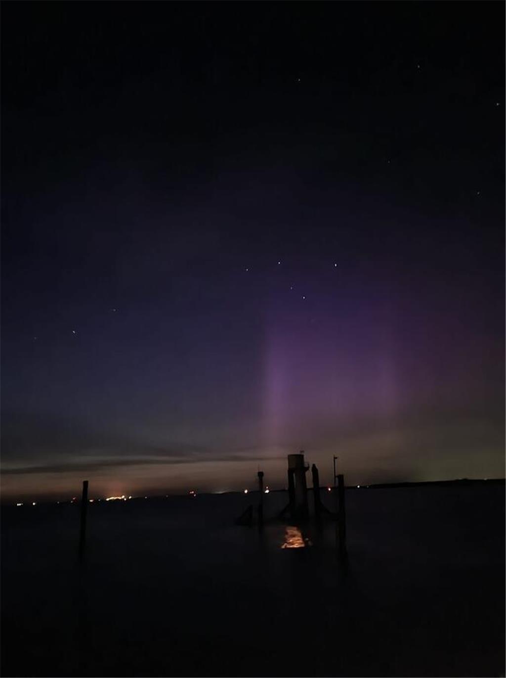 Über Krautsand fing Manuela die Lichter in der sonst pechschwarzen Nacht ein.