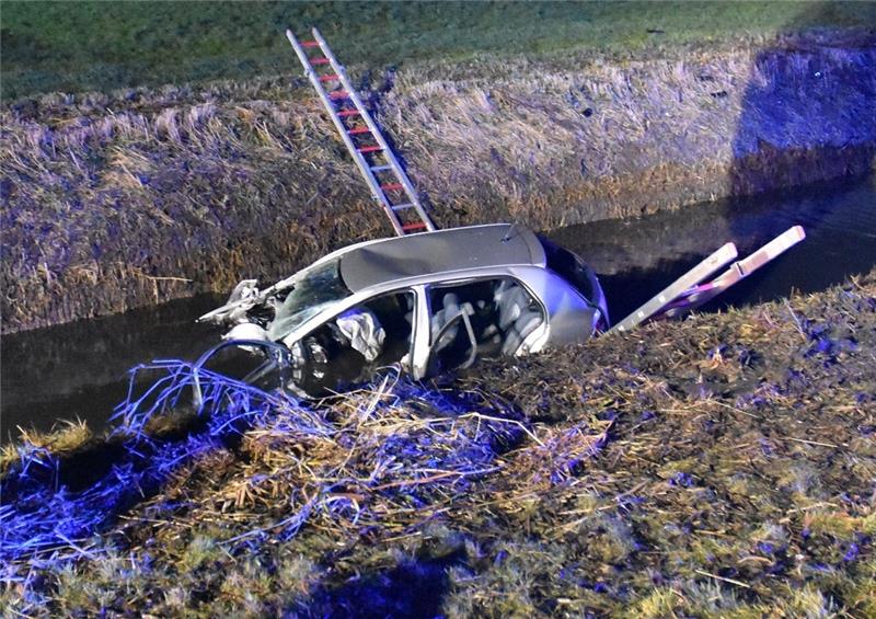 Junger Mann stirbt bei schwerem Autounfall in Drochtersen Über Leitern gelangten die Helfer an das in einem Graben gelandete Autowrack. Foto: Feuerwehr LK Stade