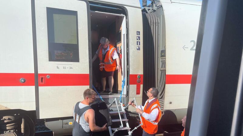 ICE auf freier Strecke geräumt - Umstieg über Leitern Über Leitern mussten rund 380 Fahrgäste aus einem ICE auf dem Weg nach München aussteigen.
