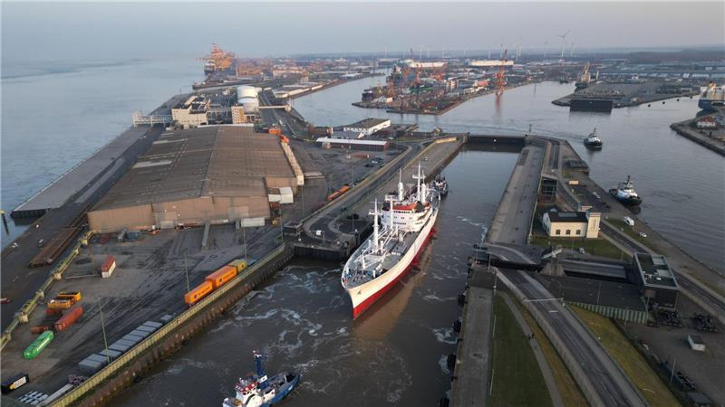 Über Nacht fuhr die „Cap San Diego“ von Hamburg nach Bremerhaven.