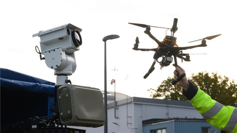 Über Niedersachsen fliegen immer mehr Drohnen – mit einer Kampagne will das Landeskriminalamt auf Risiken und geltende Regeln aufmerksam machen. (Archivbild)