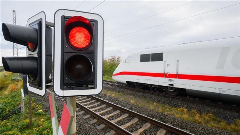 Bahnsperrungen über Ostern fordern Reisende heraus Über Ostern werden sowohl die Schnellbahnstrecke Stuttgart-Mannheim als auch die Rheintalbahn zwischen Karlsruhe und Basel wegen Sanierungsarbeiten gesperrt. (Archivbild)