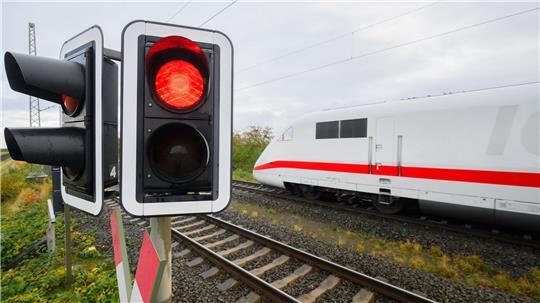 Über Ostern werden sowohl die Schnellbahnstrecke Stuttgart-Mannheim als auch die Rheintalbahn zwischen Karlsruhe und Basel wegen Sanierungsarbeiten gesperrt. (Archivbild)