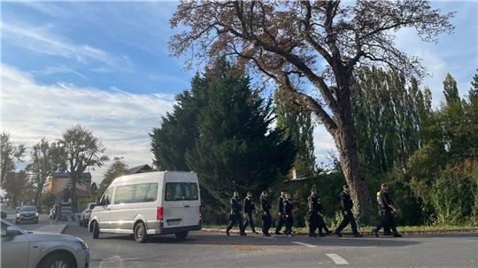Über Stunden hinweg hatten mehr als 100 Polizeikräfte am Montag in Lindenberg, einem Ortsteil von Tauche, nach Beweismitteln gesucht.