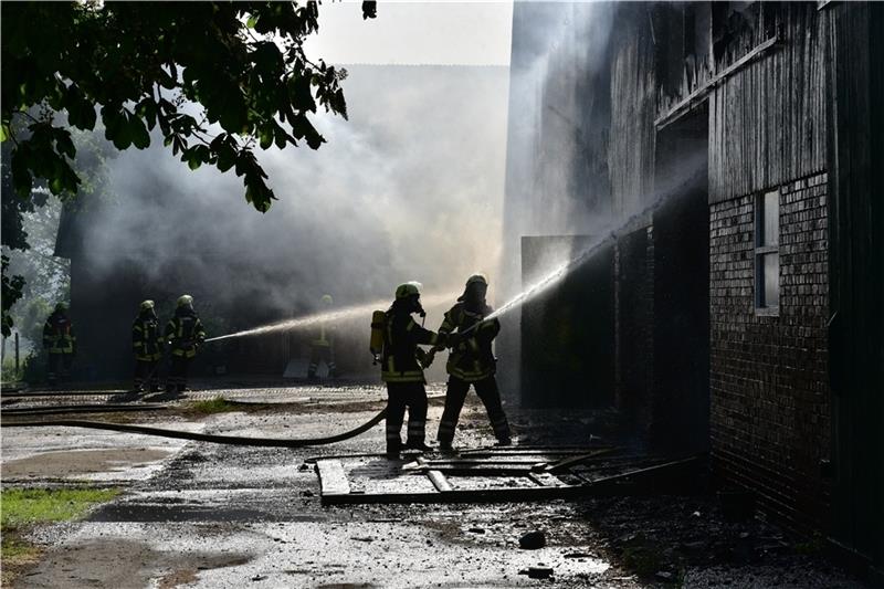 Über Stunden löschten die Feuerwehrleute den Großbrand. Fotos: Beneke
