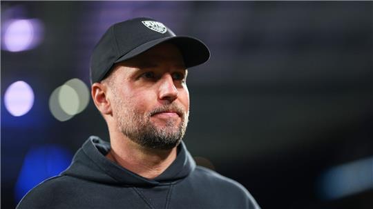 Über VfB-Trainer Sebastian Hoeneß soll einem Medienbericht zufolge bei Real Madrid gesprochen werden.