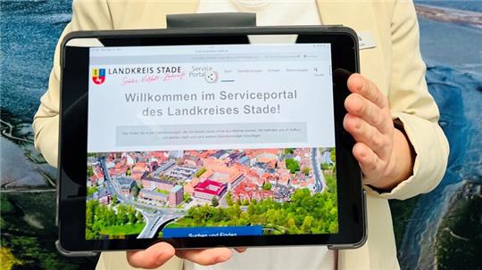 Über das Serviceportal des Landkreises Stade können schon jetzt Schülerfahrkarten für das nächste Schuljahr online beantragt werden, wie Inken Montzka vom Amt Wirtschaft, Verkehr und Bildung zeigt.