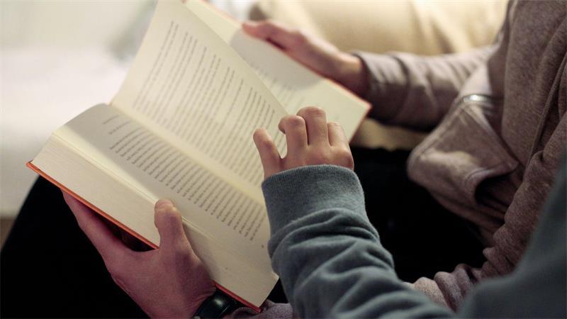 Über das Vorlesen ins Gespräch kommen, auch das trägt zum Spracherwerb bei, sagt die Stiftung Lesen. (Symbolfoto)