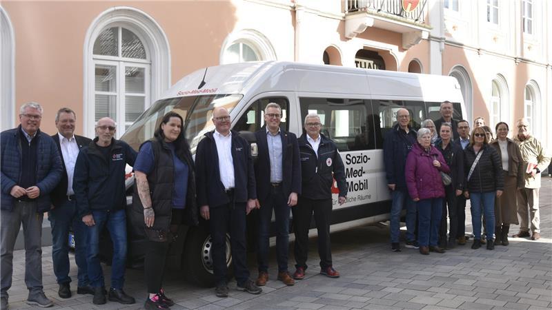 Über das neue Horneburger Sozio-Med-Mobil freuen sich die Vertreter aus Politik, Verwaltung, DRK und Vereinen.
