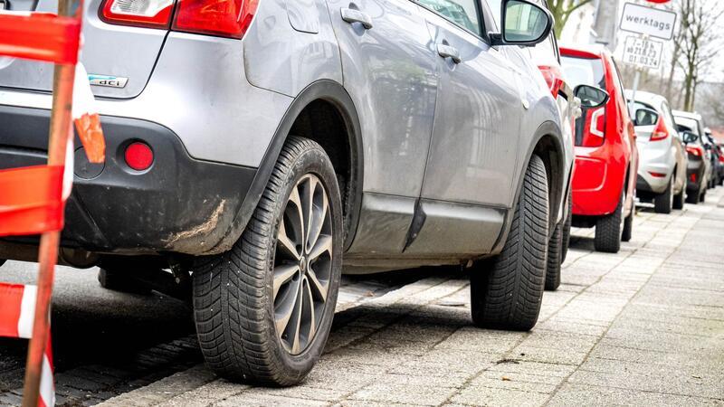 Anwohner können gegen Autos auf Gehwegen vorgehen Über das sogenannte aufgesetzte Parken mit zwei Rädern auf dem Bürgersteig wird in Städten wie Bremen seit Jahren gestritten.