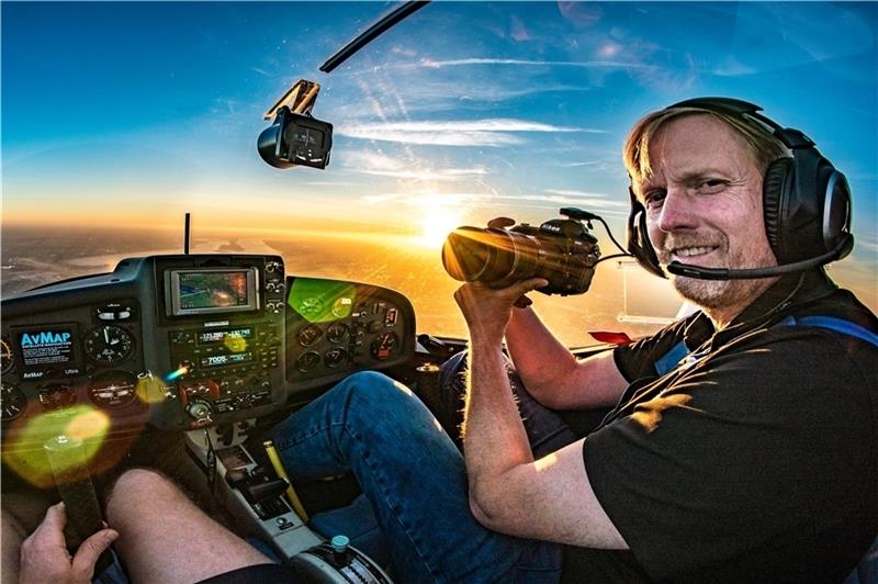 Martin Elsens neue "Luftnummern": Was der Stader Fotograf 2023 plant Über dem Boden: Luftbildfotograf Martin Elsen bei der Arbeit.
