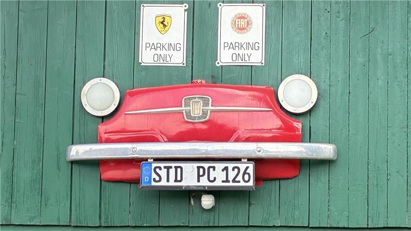 Fiat-Fans: Diese Altländer lieben ihre drei kleinen Italiener Über dem Garagentor hängt die alte Front eines 600er, dank Bewegungsmelder leuchten die Scheinwerfer im Dunkeln.