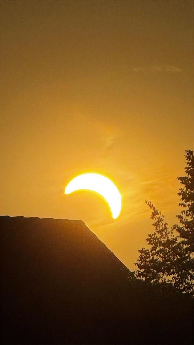 Über dem Hausdach zeigt sich die Sonnenfinsternis: Dieses Foto hat Silvana Späth gemacht.