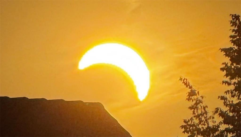 Über dem Hausdach zeigt sich die Sonnenfinsternis: Dieses Foto hat Silvana Späth...