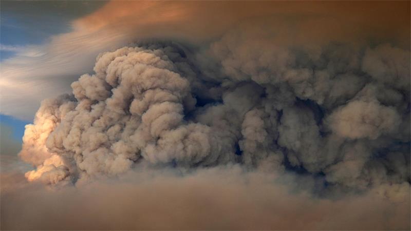 Über dem Moose Lake in Minnesota hängen die Rauchwolken eines Waldbrandes.