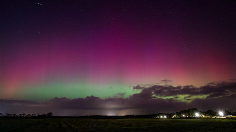 Über dem Norden Schleswig-Holsteins erstrahlten ebenfalls bunte Polarlichter. Die derzeitige Sonnenaktivität sorgt dafür, dass das Naturphänomen auch über Deutschland häufiger zu sehen ist.