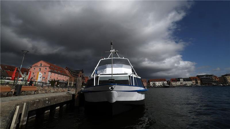 Über dem Stadthafen an der Müritz ziehen dunkle Wolken auf.