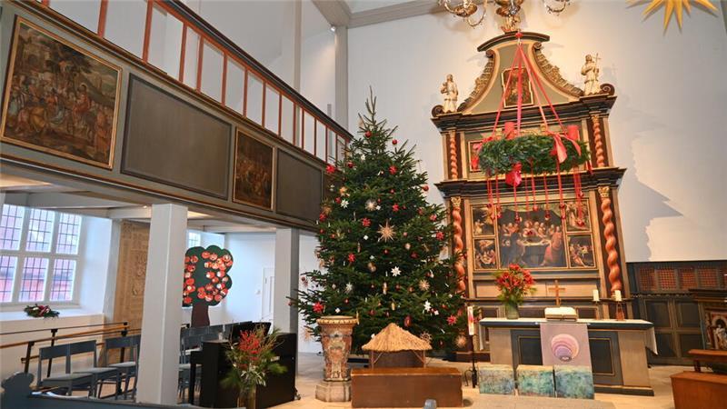 Spektakuläre Pläne für die Horneburger Kirche Über dem Taufbecken (links) soll der Engel von der Decke hängen.