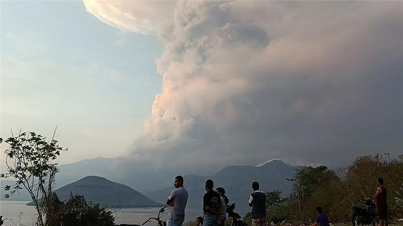 Über dem Vulkan liegt eine riesige Aschewolke in der Luft.