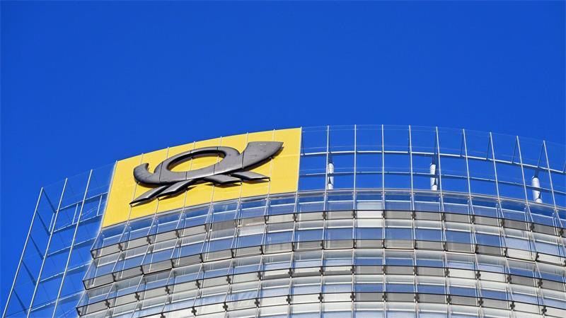 Über den 41 Stockwerken des Bonner Posttowers thront das gute alte Posthorn-Logo. Das soll so bleiben.