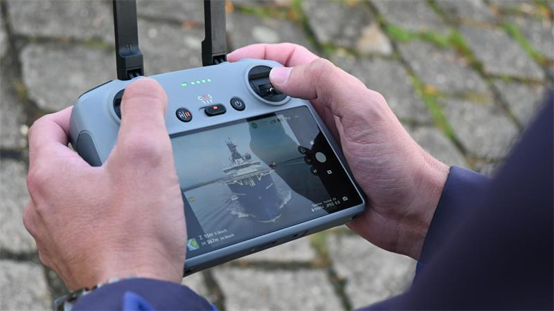 Schiffe und eine lange Freundschaft: Zwei Shipspotter am Lühe-Anleger Über den Bildschirm verfolgt Knut Hauschildt wo sich seine Drohen befindet und was das Gerät gerade „sieht”.