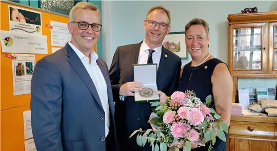 Über den Ehrentaler 2022 freuen sich Dr. Christian und Dorothee Kröger: Bürgermeister Knut Willenbockel (links) und die neuen Ehrenbürger der Samtgemeinde Horneburg. Foto: Lohmann