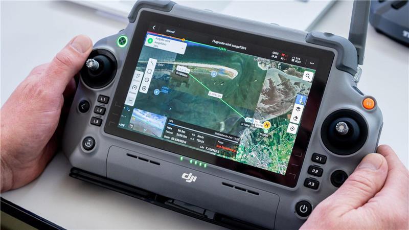 Über den Monitor der Steuerungskonsole lässt sich der Flug verfolgen.