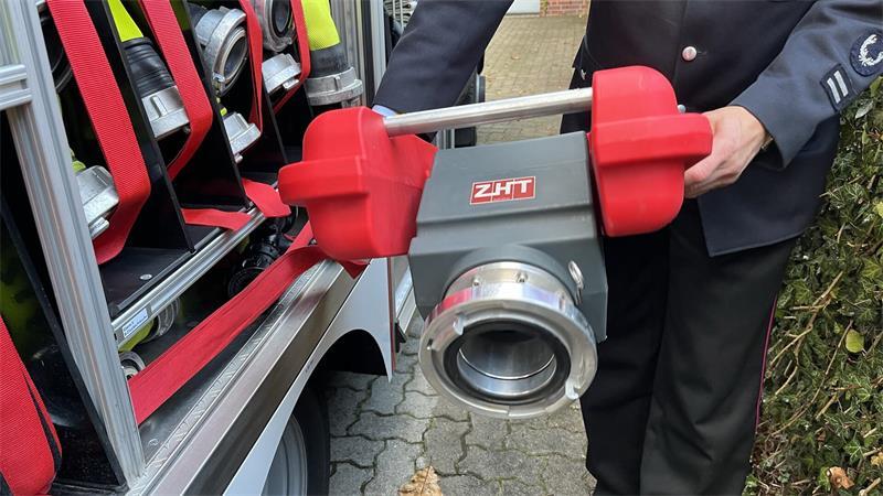Über den Schwimmsauger können die Feuerwehrleute Wasser aus offenen Gewässern abpumpen.